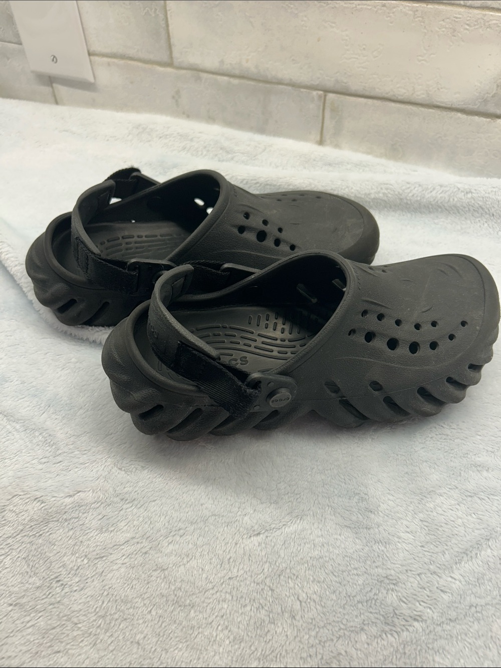 CROCS Black Vented Comfort Clogs with Heel Strap - Picture 4 of 4